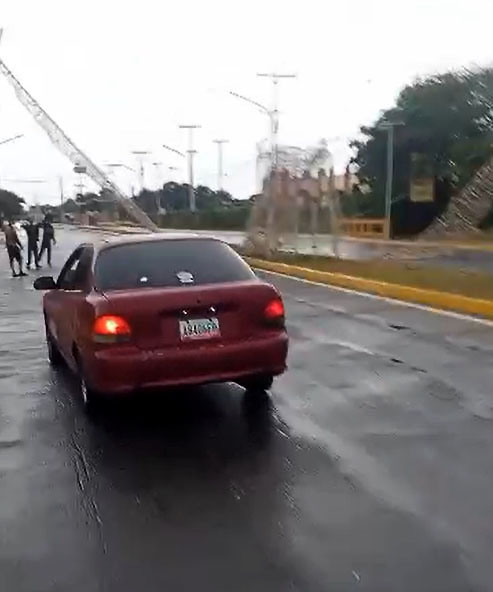 Reportan caída de estructura metálica