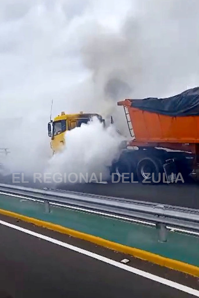 Se incendia gandola en el puente Sobre el Lago