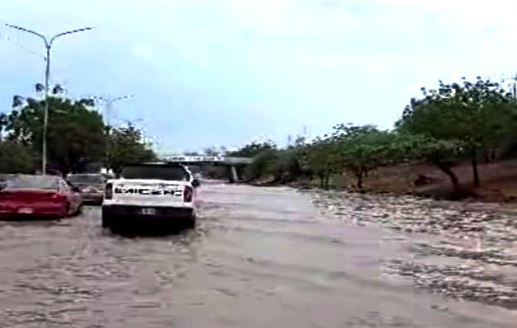 Torrencial lluvia con descargas eléctrica azotan a Maracaibo