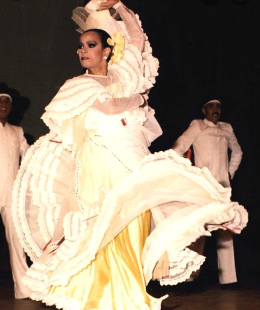 Yolanda Moreno en Aniversario de Danzas Costa Oriental del Lago