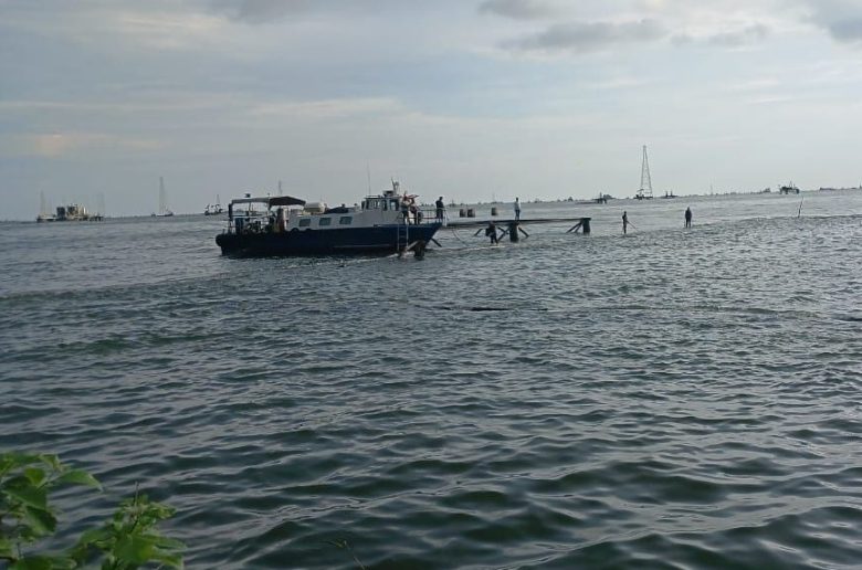 Un grupo de buzos a bordo de la embarcación “Katy I” rescataron los cuerpos sin vida de los adolescentes desaparecidos en el área lacustre de Lagunillas de la Costa Oriental del Lago del estado Zulia.