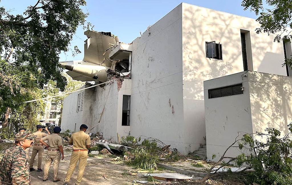 Internacionales.- La cifra de muertos por la tragedia aérea ocurrida este jueves 12 de junio en India se elevó a 247, luego de conocer que al menos 5 estudiantes de medicina murieron cuando el avión de Air India se estrelló contra un albergue para médicos.
