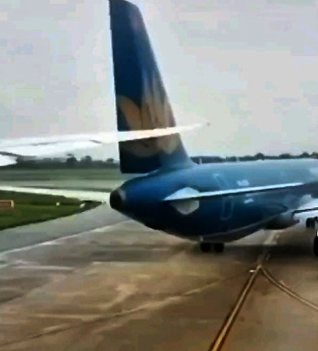 Avión le cortó la cola a otro antes de despegar 