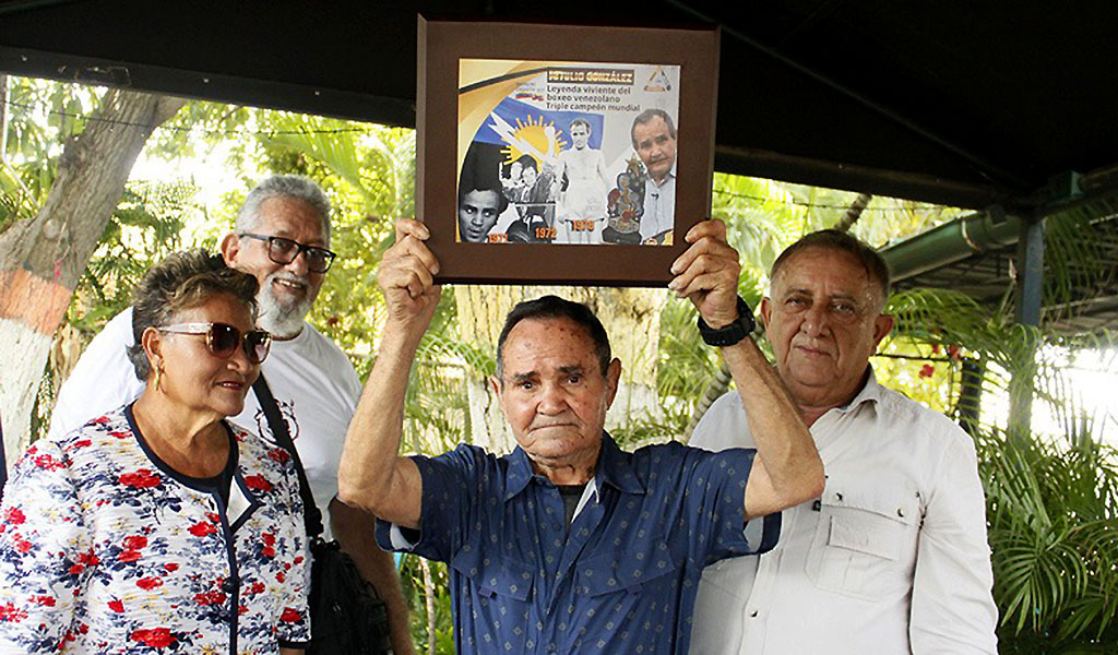 Betulio González recibió reconocimiento en el Zulia