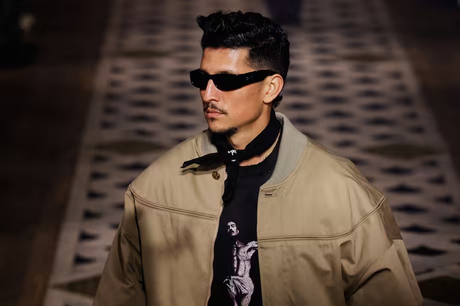 Desfile en Semana de la Moda en París hace referencia a los venezolanos en el Cecot
