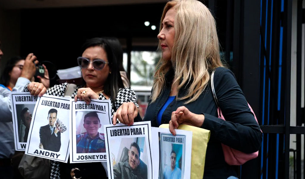 Llegan a El Salvador familiares de migrantes venezolanos detenidos en el Cecot