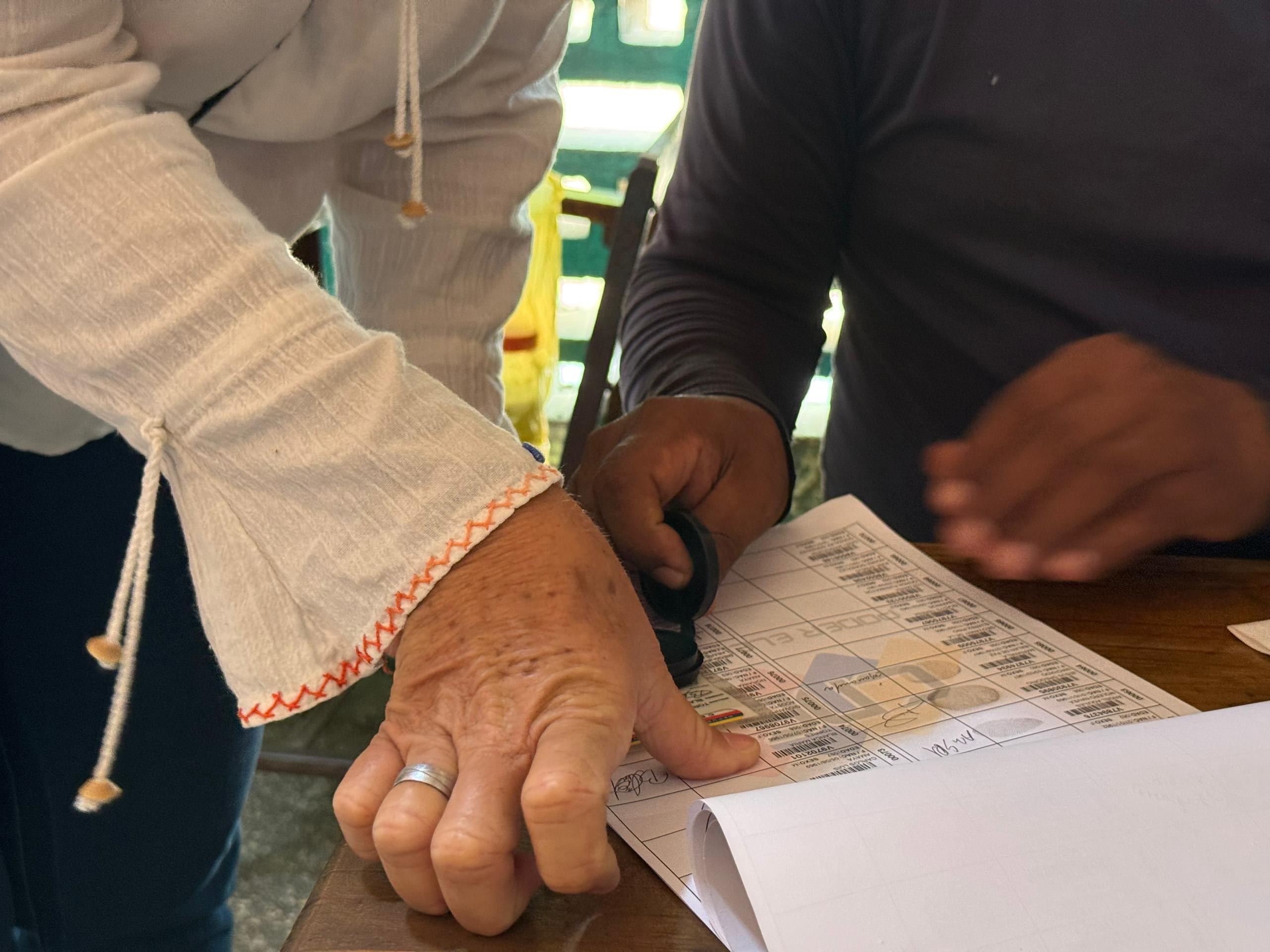 Luis Caldera participa en elecciones de legisladores indígenas