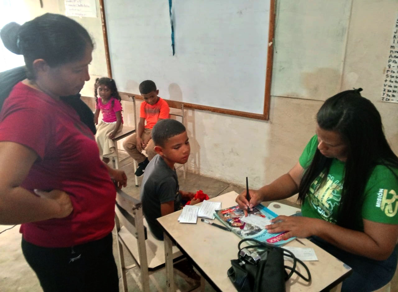 Se efectuó jornada de cortes de cabello, actividades recreativas para los niños, inflables, pinta carita y enseñanza de la palabra de Dios.