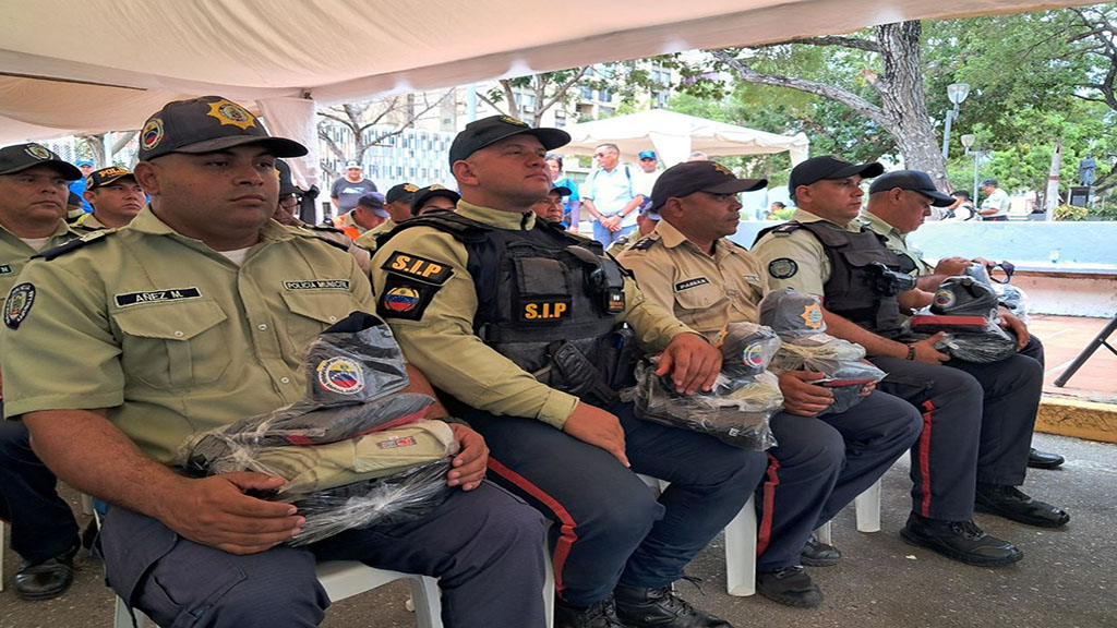 El evento se llevó a cabo este viernes por la mañana en la Plaza Bolívar de la localidad petrolera. El alcalde de Lagunillas, José Mosquera Adarme, encabezó la entrega formal de más de 200 uniformes, acompañado por su equipo ejecutivo.