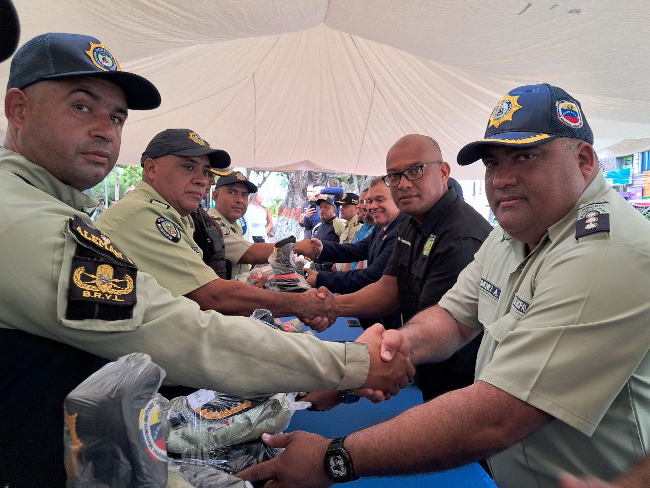 El evento se llevó a cabo este viernes por la mañana en la Plaza Bolívar de la localidad petrolera. El alcalde de Lagunillas, José Mosquera Adarme, encabezó la entrega formal de más de 200 uniformes, acompañado por su equipo ejecutivo.