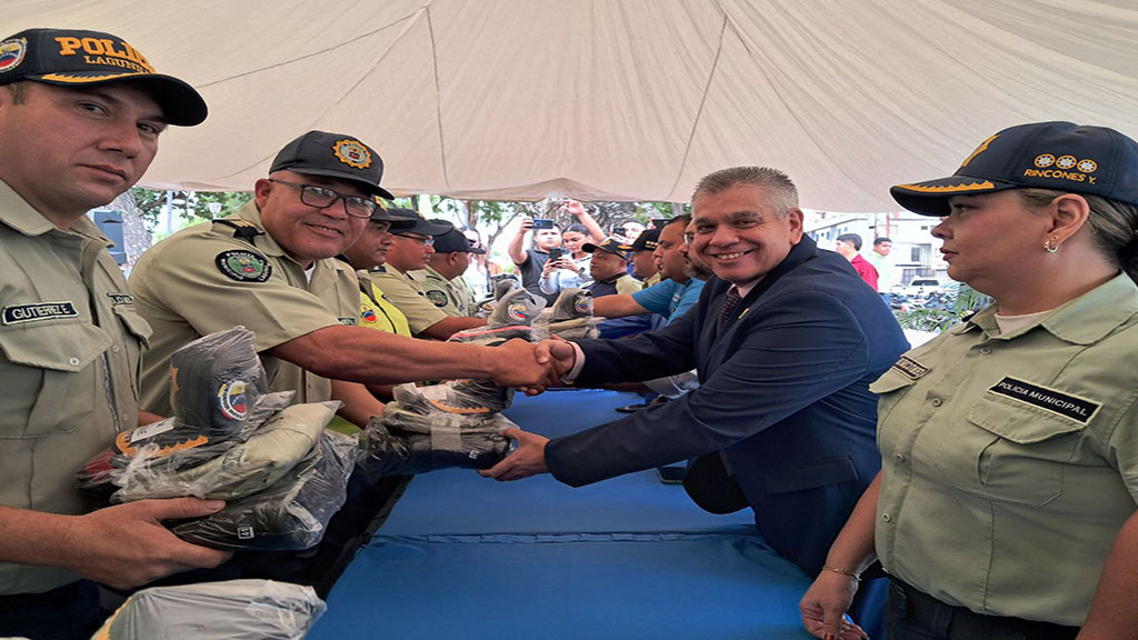El evento se llevó a cabo este viernes por la mañana en la Plaza Bolívar de la localidad petrolera. El alcalde de Lagunillas, José Mosquera Adarme, encabezó la entrega formal de más de 200 uniformes, acompañado por su equipo ejecutivo.