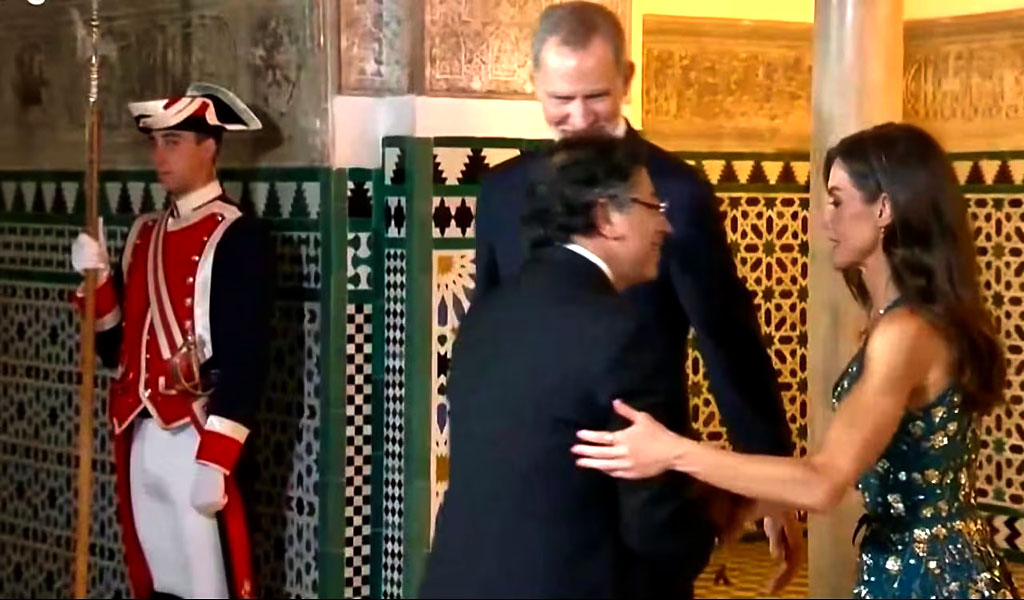 Petro intenta saludar con un beso a la reina Letizia y esta lo detiene