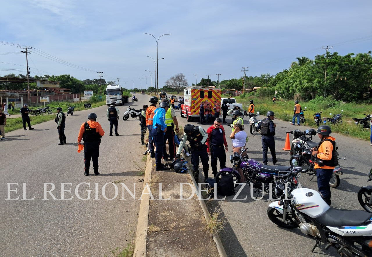 Mueren tras impactar su moto contra la isla