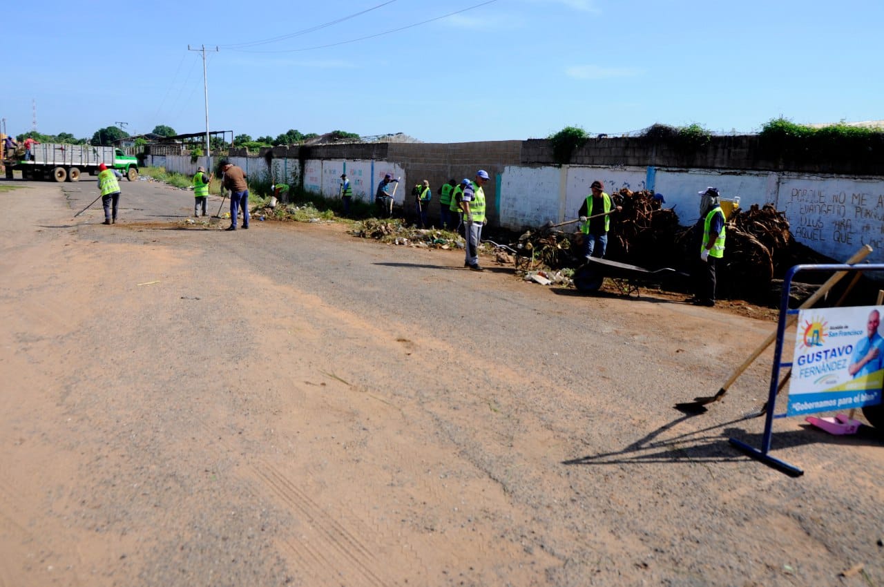 ZULIA.- Como parte del esfuerzo que se hace por la conservación y limpieza de todos los espacios, a través del Instituto Público Municipal de Ambiente y Aseo Urbano (Imasur), se desarrollan constantemente operativos especiales de limpieza, que su suman al plan de recolección domiciliaria, por disposición del alcalde Gustavo Fernández, en su propósito de mantener un municipio limpio y saludable.