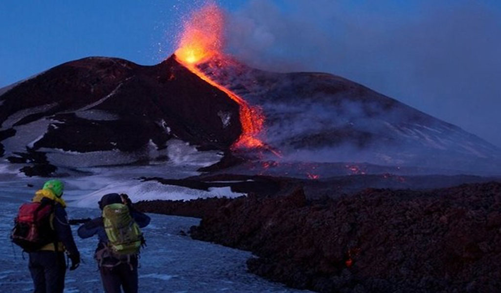 Volcán italiano Etna registra una potente erupción