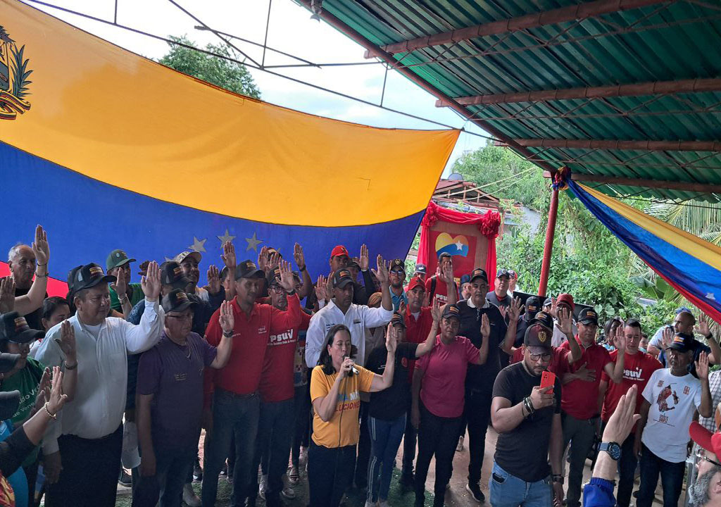 La candidata a la Alcaldía del municipio Valmore Rodríguez por el Gran Polo Patriótico Simón Bolívar (GPPSB), Yurani Pino, y los concejales nominales y de lista, juramentaron a los integrantes del Comando de Campaña “Con mi gente, se resuelve Valmore Rodríguez”.