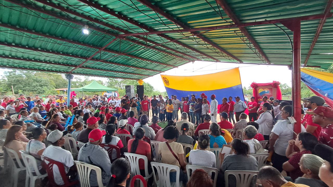 La candidata a la Alcaldía del municipio Valmore Rodríguez por el Gran Polo Patriótico Simón Bolívar (GPPSB), Yurani Pino, y los concejales nominales y de lista, juramentaron a los integrantes del Comando de Campaña “Con mi gente, se resuelve Valmore Rodríguez”.