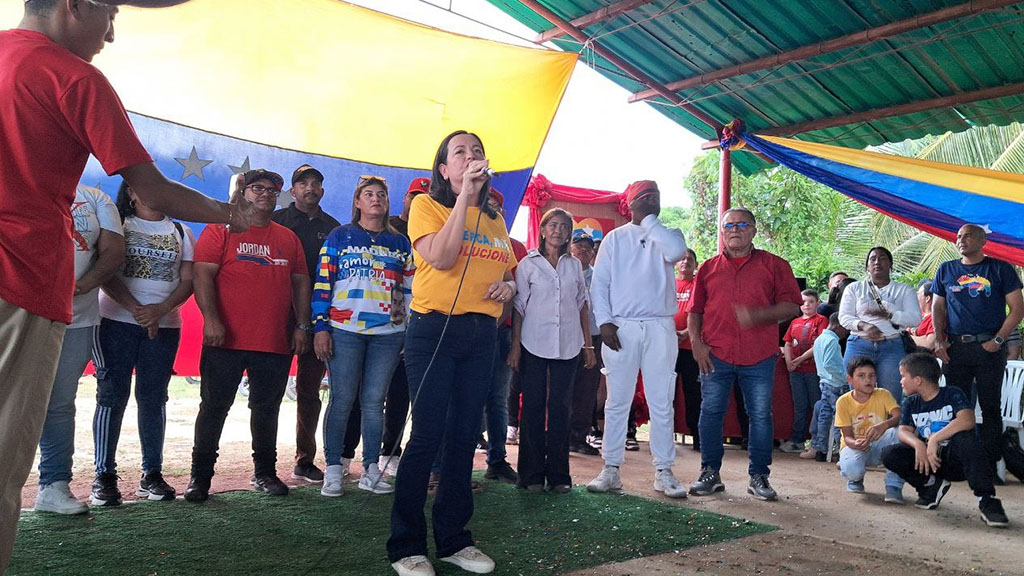 La candidata a la Alcaldía del municipio Valmore Rodríguez por el Gran Polo Patriótico Simón Bolívar (GPPSB), Yurani Pino, y los concejales nominales y de lista, juramentaron a los integrantes del Comando de Campaña “Con mi gente, se resuelve Valmore Rodríguez”.