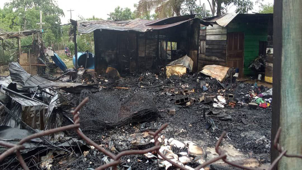 Una familia de Bachaquero, en el municipio Valmore Rodríguez del estado Zulia, ha quedado en total desamparo tras perder su vivienda en un voraz incendio.