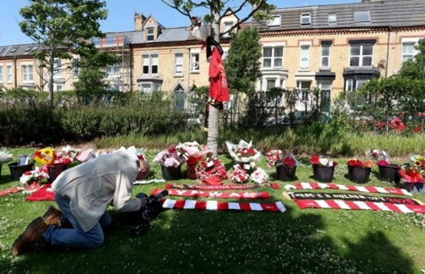 Afición del Liverpool empieza a homenajear a Diogo Jota 