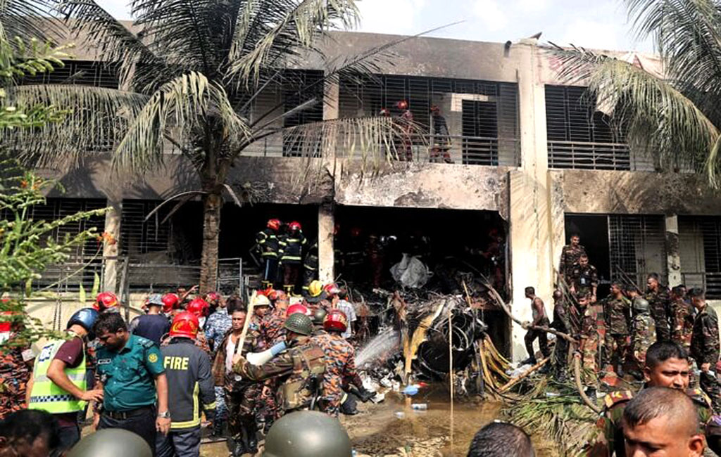 Al menos 20 muertos: Avión militar se estrella contra una escuela en Bangladés