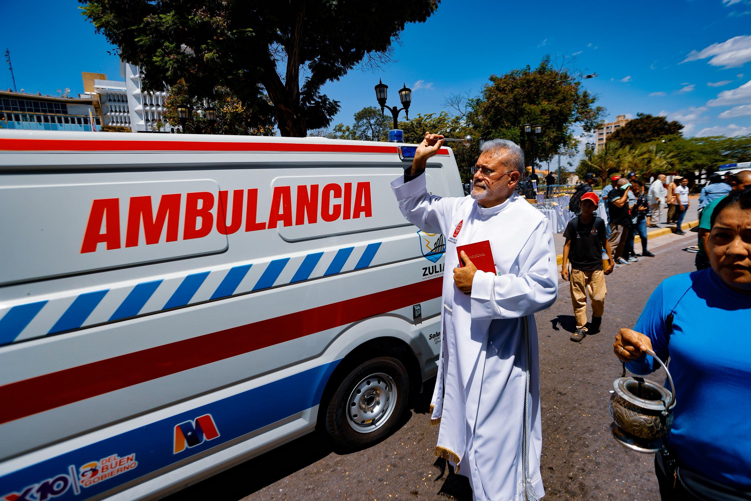 Zulia.- Como parte de las acciones para el fortaleciendo el Sistema Público Nacional de Salud, el gobernador de la entidad, Ing. Luis Caldera, hizo entrega este sábado 19 de julio de ambulancias para seis hospitales de la región zuliana