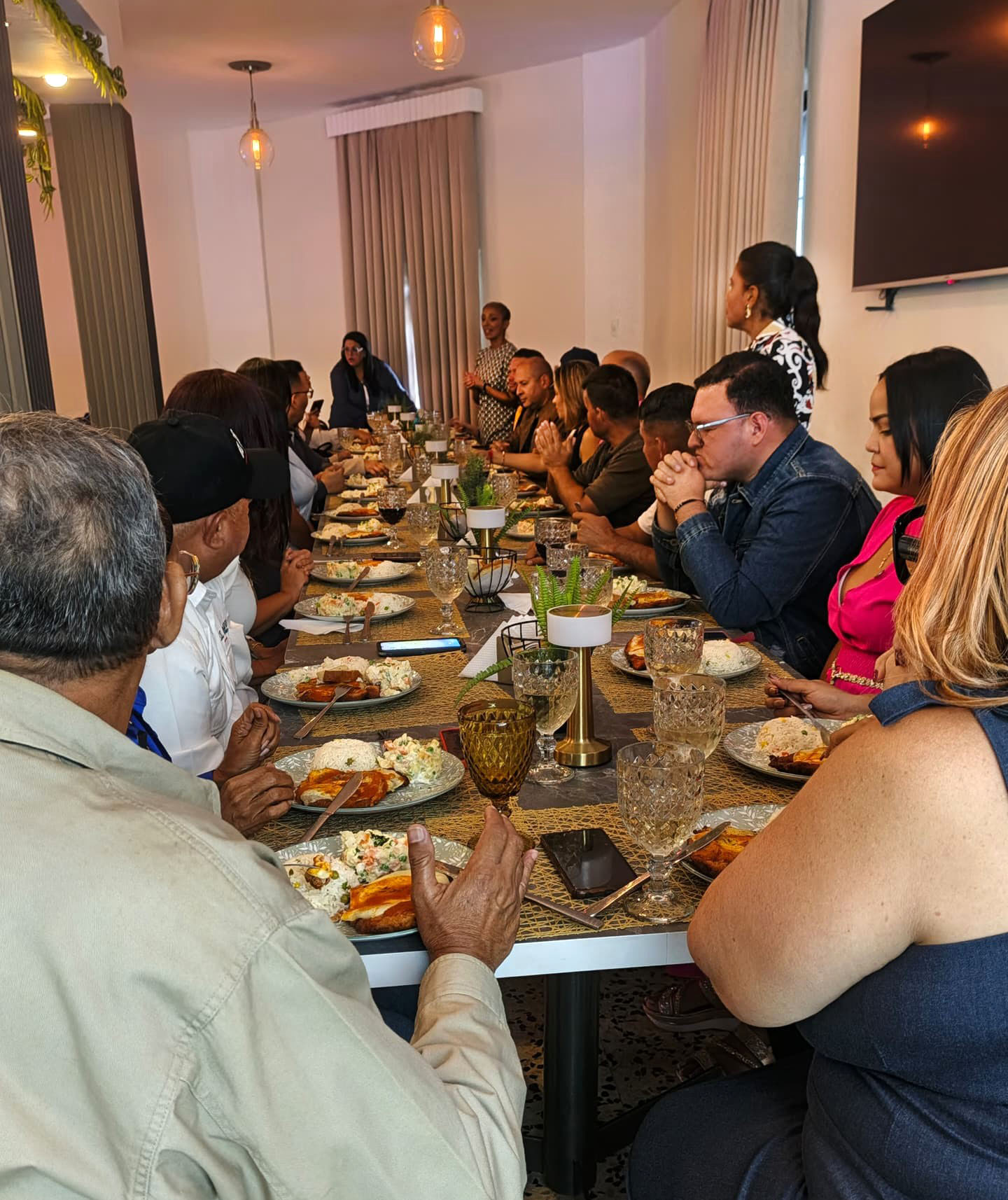 Elegante almuerzo a periodistas