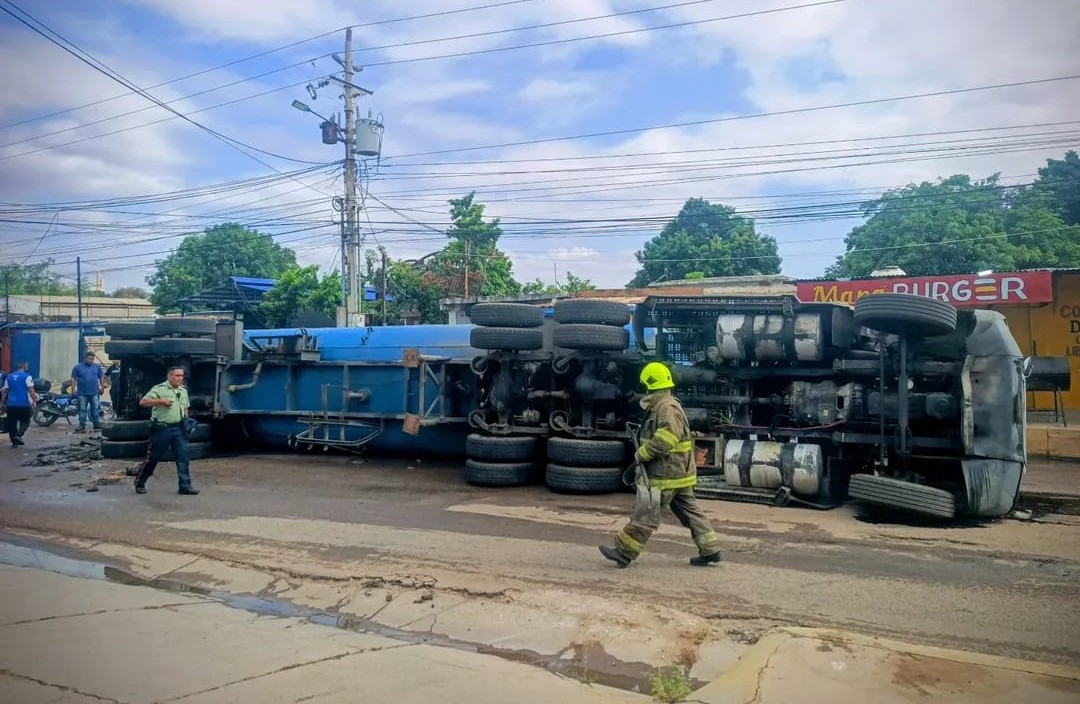 Camión cisterna pierde el control y se volcó en Maracaibo