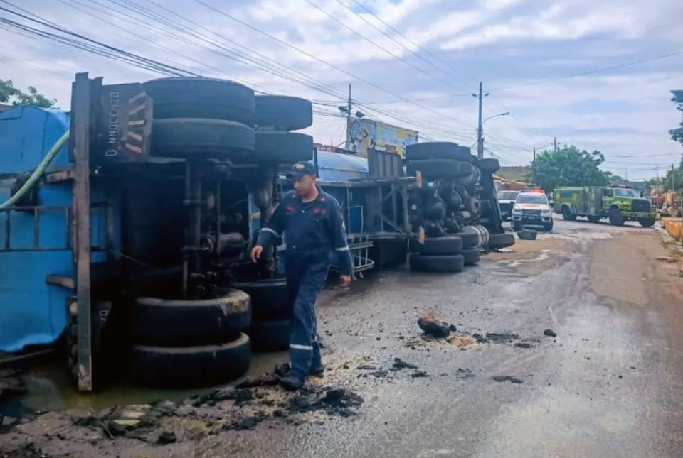 Camión cisterna pierde el control y se volcó en Maracaibo