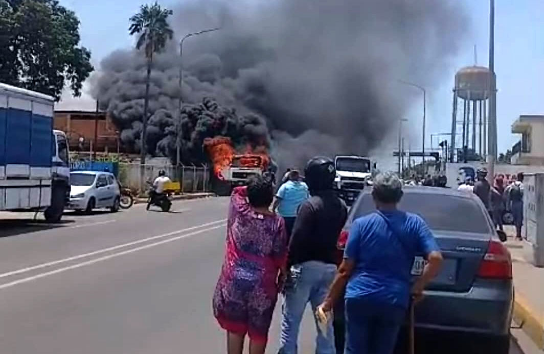Camión cisterna se incendió por cortocircuito