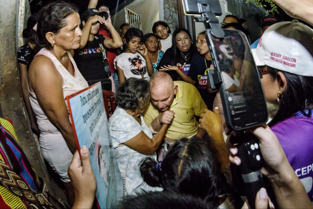 Di Martino recorrió parroquia Venancio Pulgar junto a Arias Cárdenas