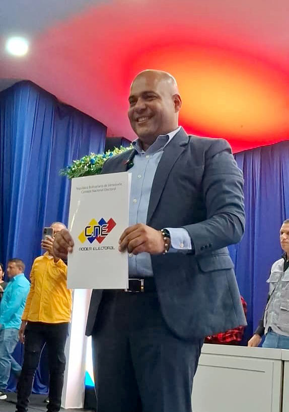 Frank Carreño recibió su credencial como alcalde del municipio Cabimas