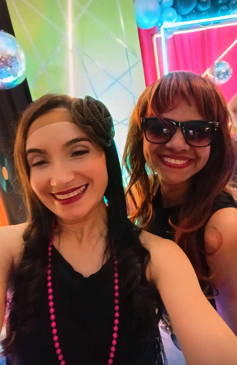 Periodistas fiesta retro