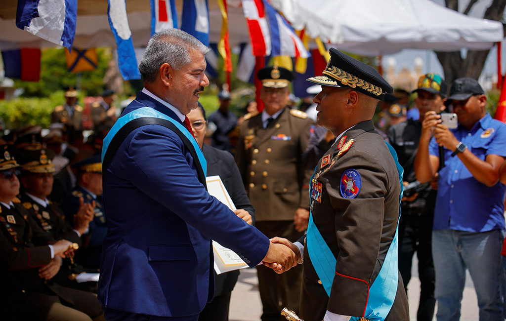 Gobernador Caldera y FANB rinden honores a Bolívar 