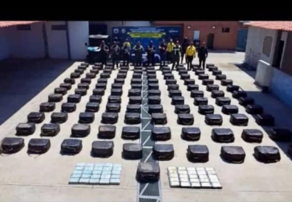 Imágenes y video del semi sumergible del narcotráfico incautado en Falcón3