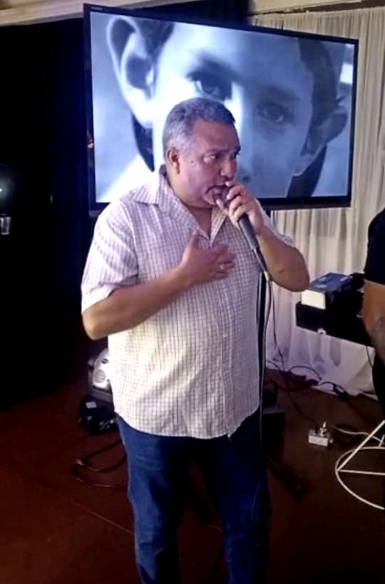 Periodistas fiesta retro