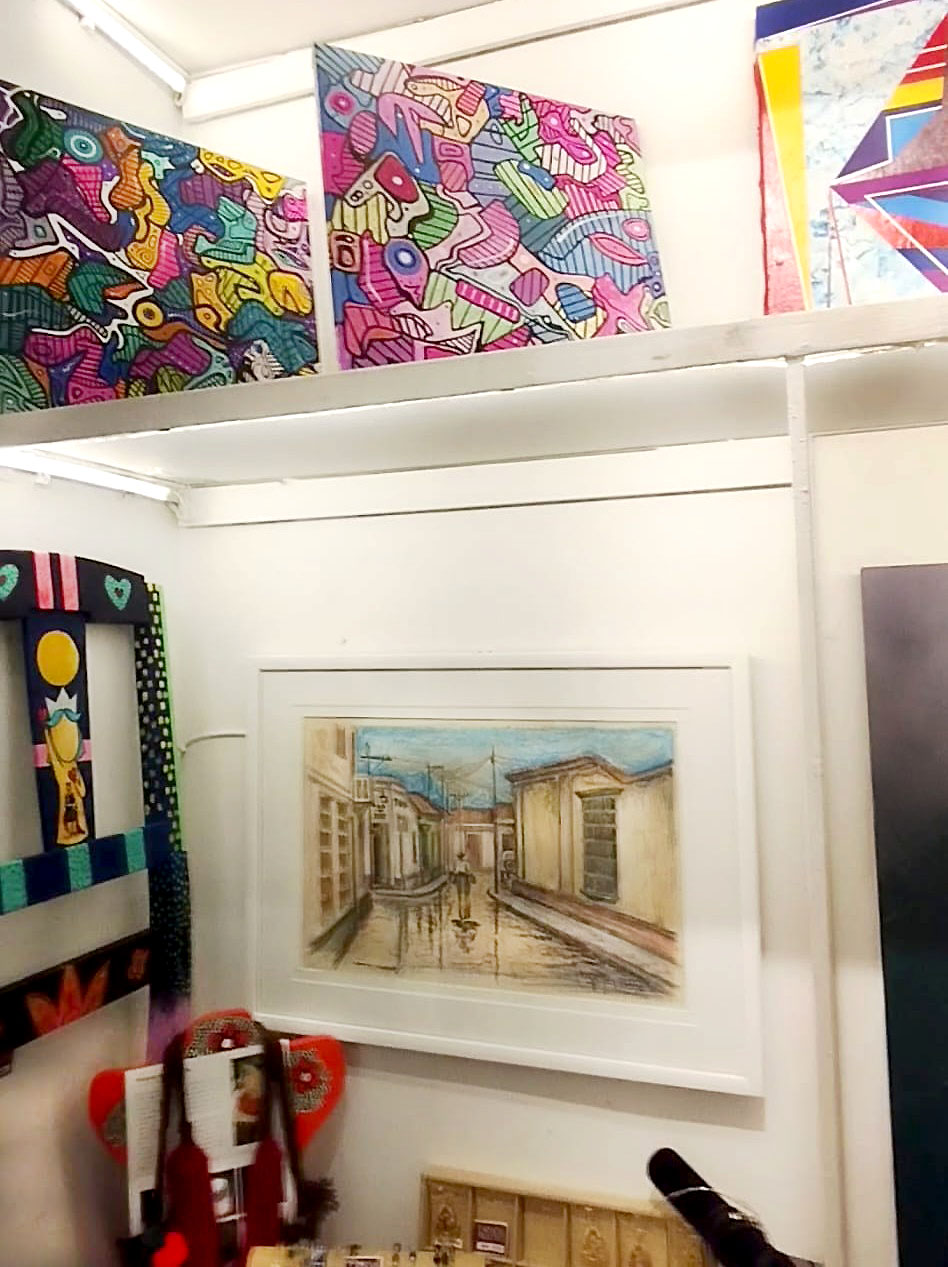 La diversidad artística es uno de los pilares de la tienda. Los visitantes pueden apreciar una curada selección de obras que van desde la pintura y la escultura hasta la fotografía y la artesanía tradicional. Incluye la destacado obra de Miguel Méndez, quien actualmente presenta su exposición "La Maracaibo Inmortal" en el CAMLB.