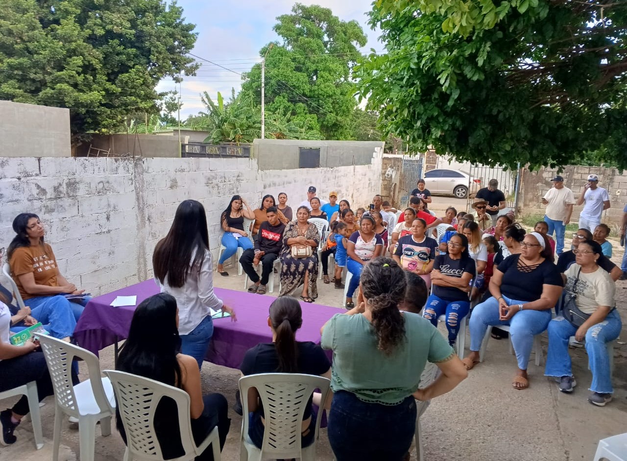 Durante un encuentro con dirigentes sociales y vecinos de los barrios Cardonal Norte, Indio Mara, Rafito Villalobos, Cujicito y Catatumbo, ubicados en la parroquia Idelfonso Vásquez, López presentó parte de su propuesta.