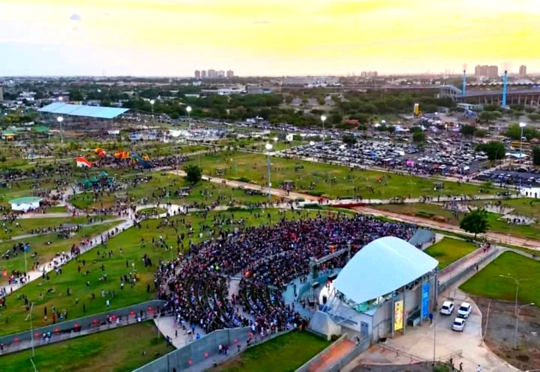 Niños en El Parque Monumental Ana María Campos 10 r