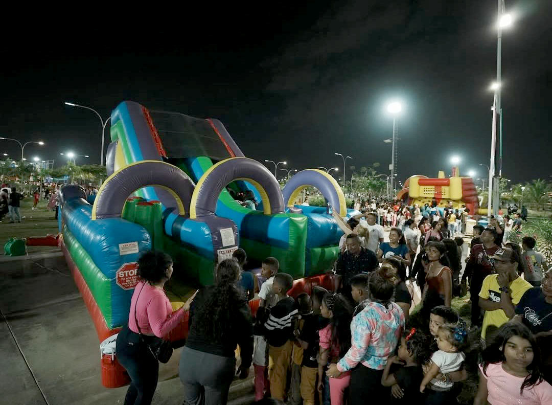 Niños en El Parque Monumental Ana María Campos 14 r