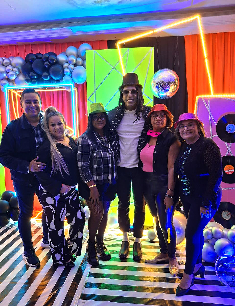Periodistas fiesta retro