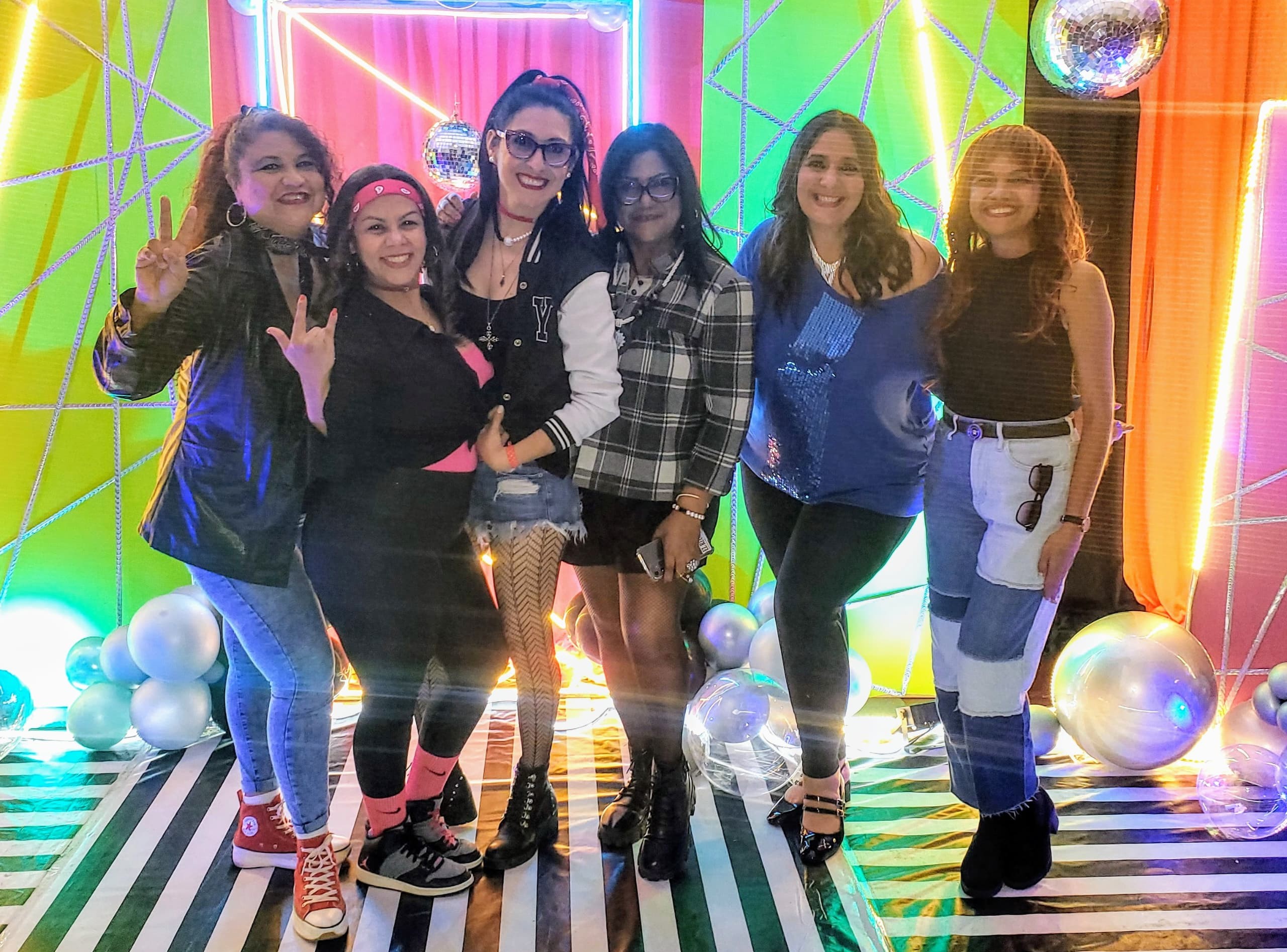Periodistas fiesta retro