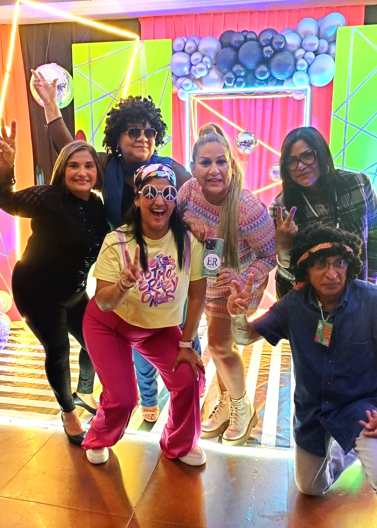 Periodistas fiesta retro