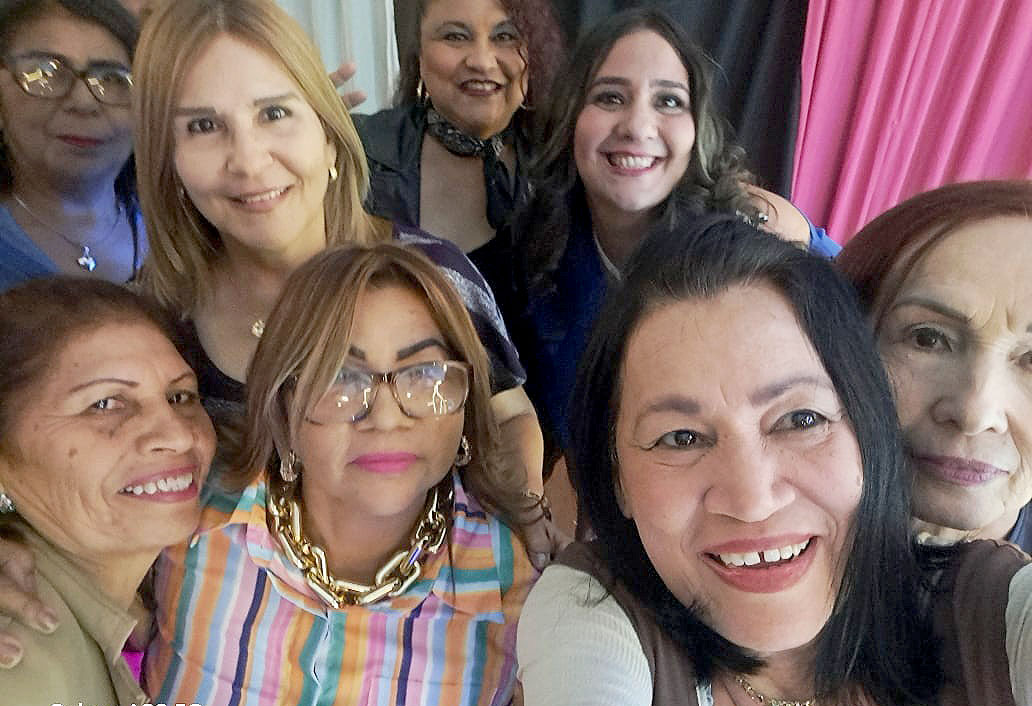 Periodistas de la COL celebraron con fiesta retro