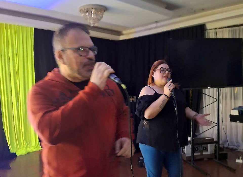 Periodistas de la COL celebraron con fiesta retro