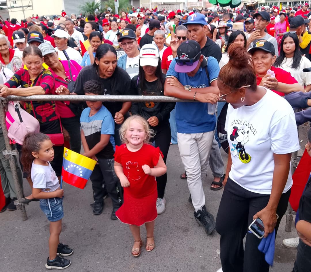 Rumbón revolucionario en el cierre de campaña del profesor Minhell Domínguez