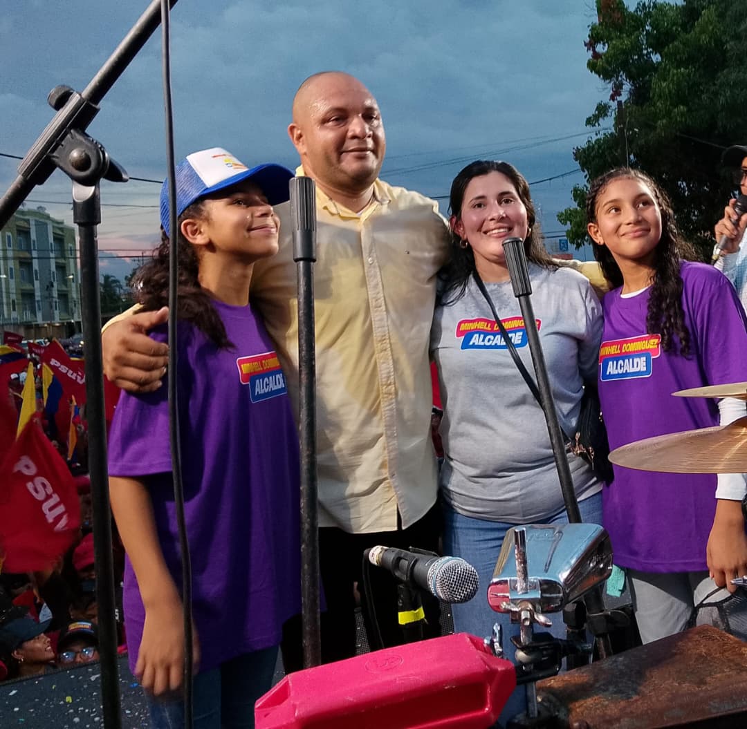 Rumbón revolucionario en el cierre de campaña del profesor Minhell Domínguez