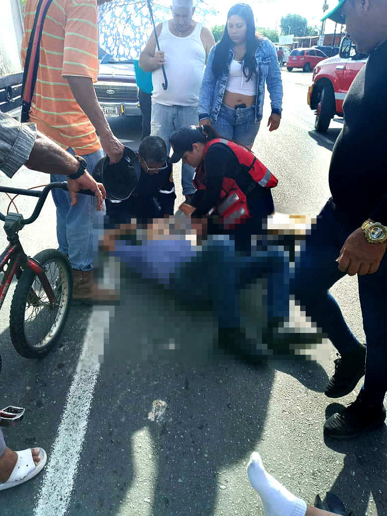 Choque entre bicicleta y moto deja tres personas heridas 