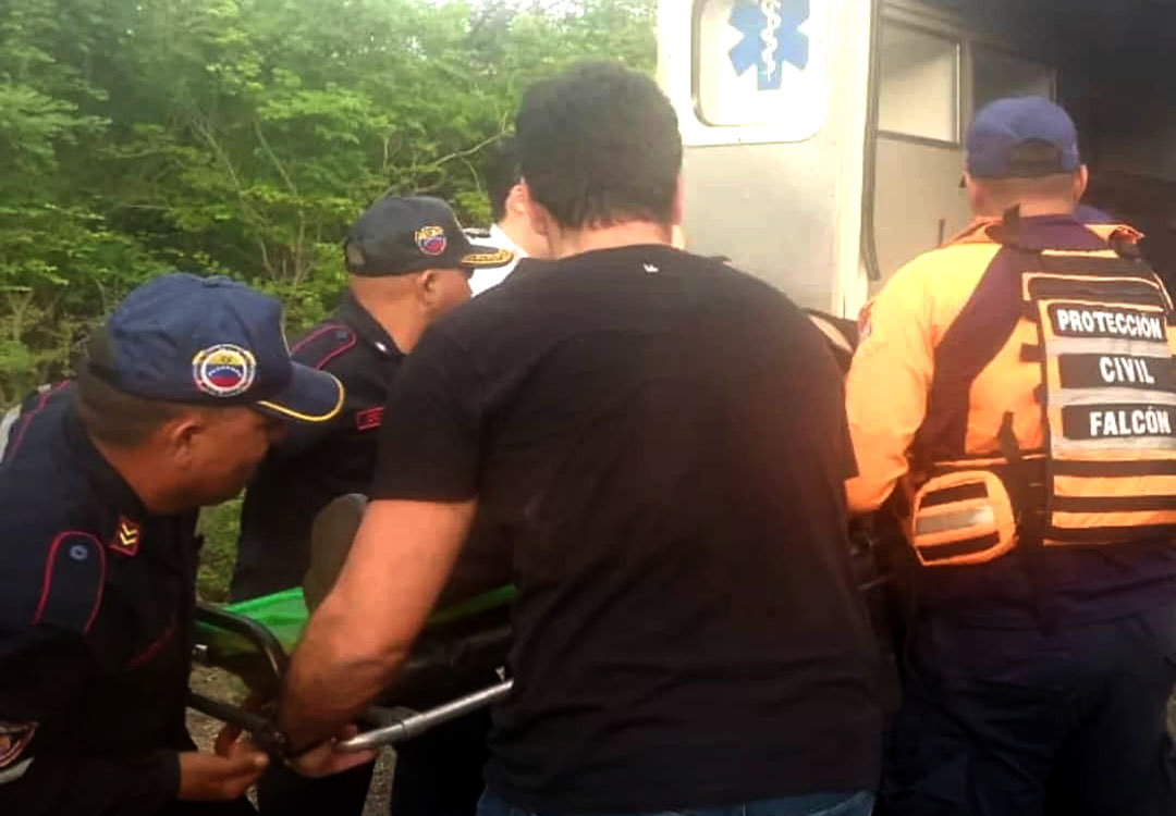 Vans se volcó en la vía La Chapa de Falcón 
