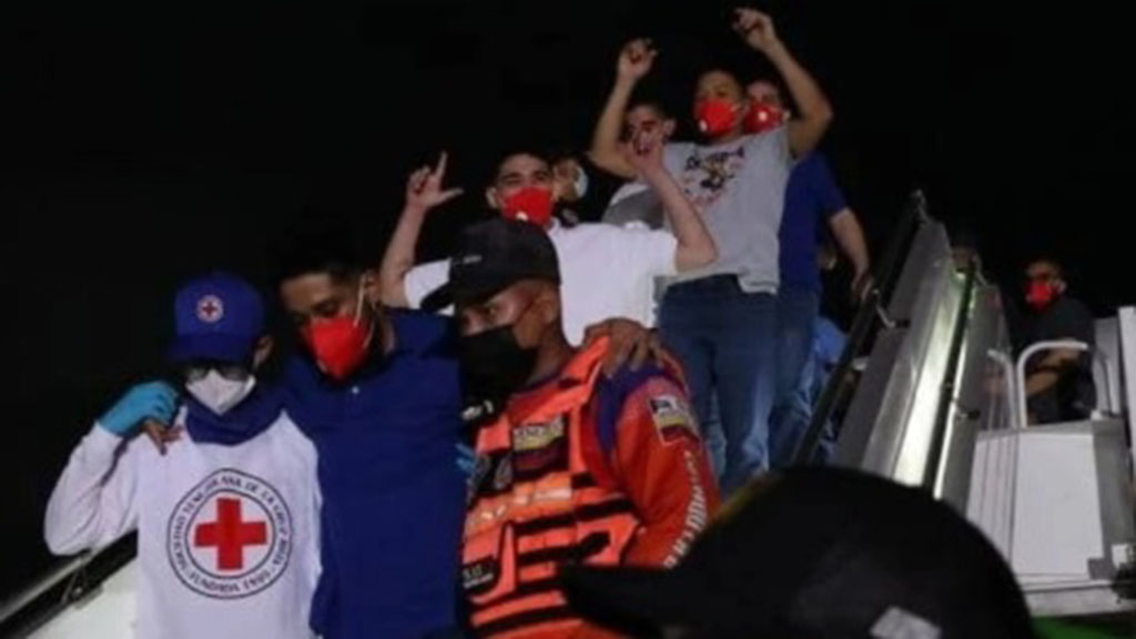 Los 252 venezolanos que fueron deportados de Estados Unidos a El Salvador en marzo de 2025, finalmente han sido liberados por el gobierno de Nayib Bukele y ya están en suelo venezolano.